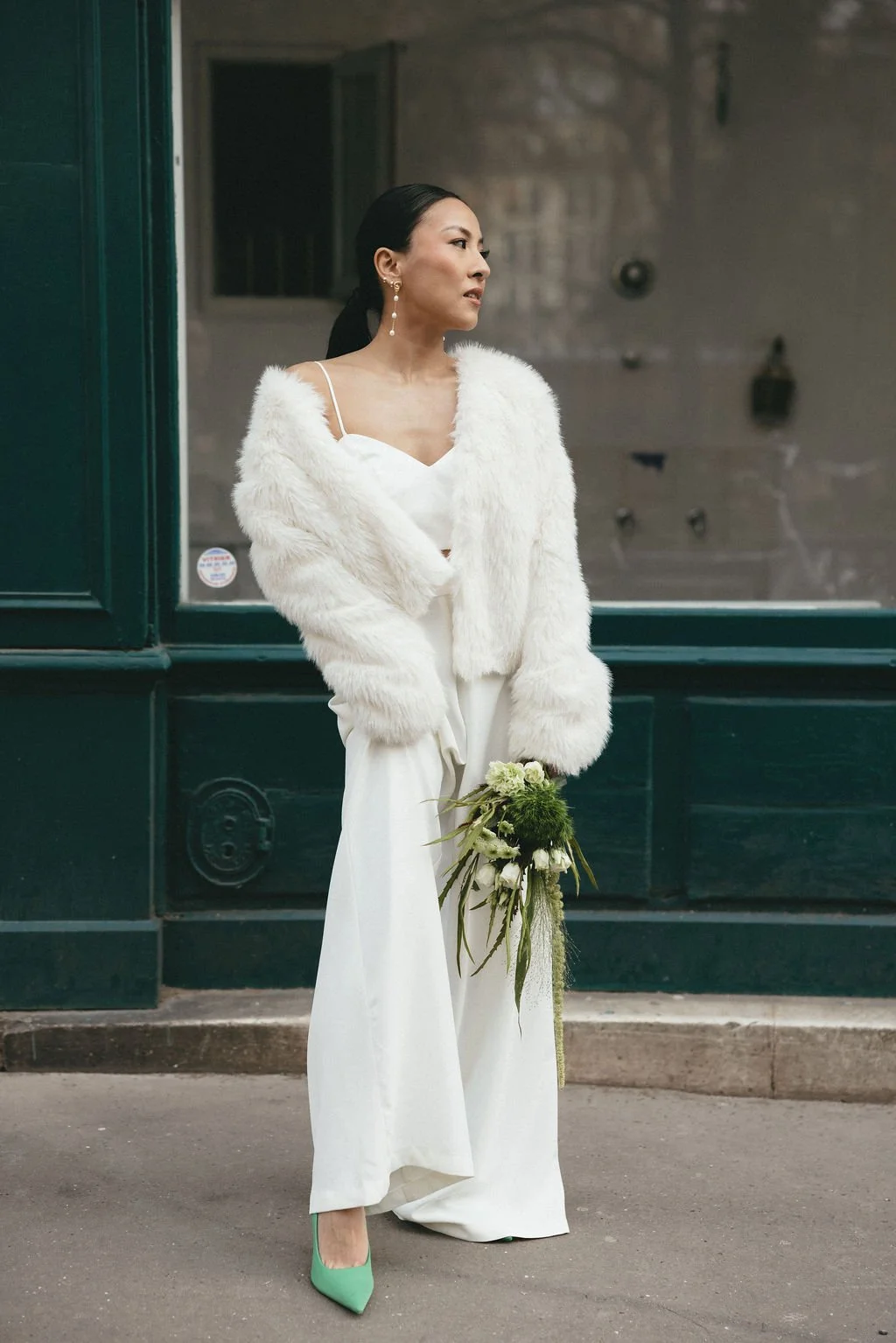 Mariée tenant son bouquet, capturant un moment de joie et de spontanéité lors d’un mariage urbain.