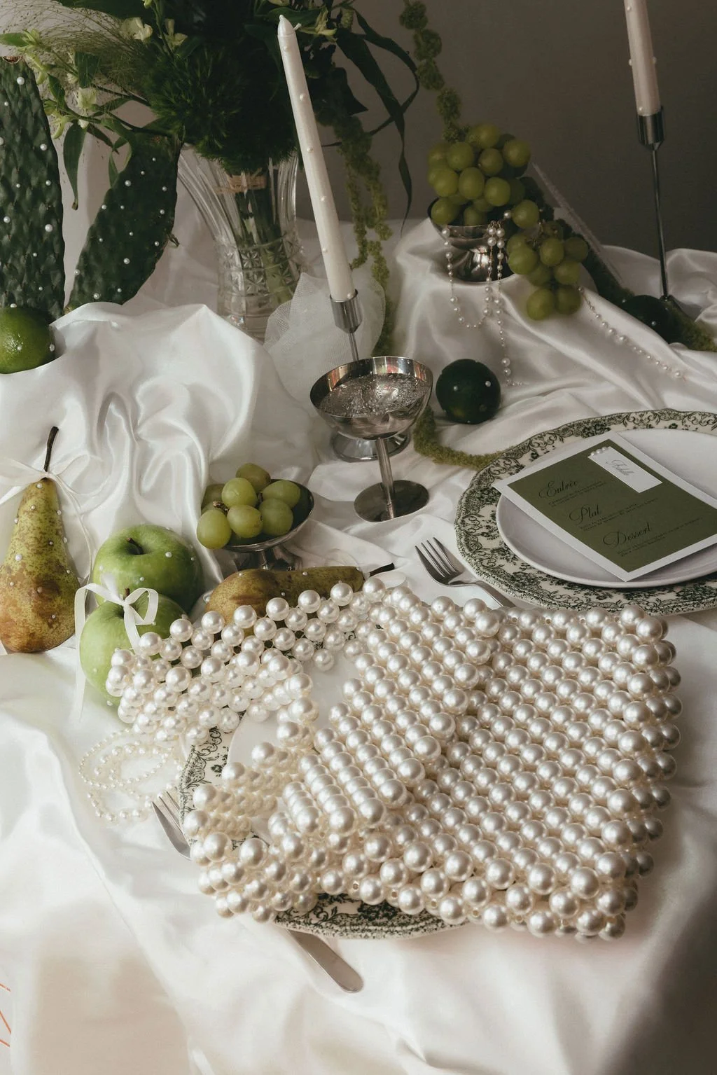 Sac en perles posé sur une table de mariage, détail chic et couture.
