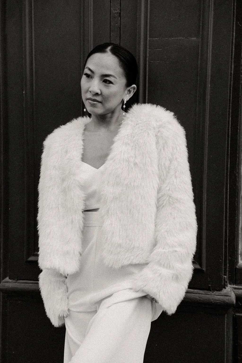 Mariée en tenue minimaliste et élégante, parfaite pour un mariage civil chic et intemporel.