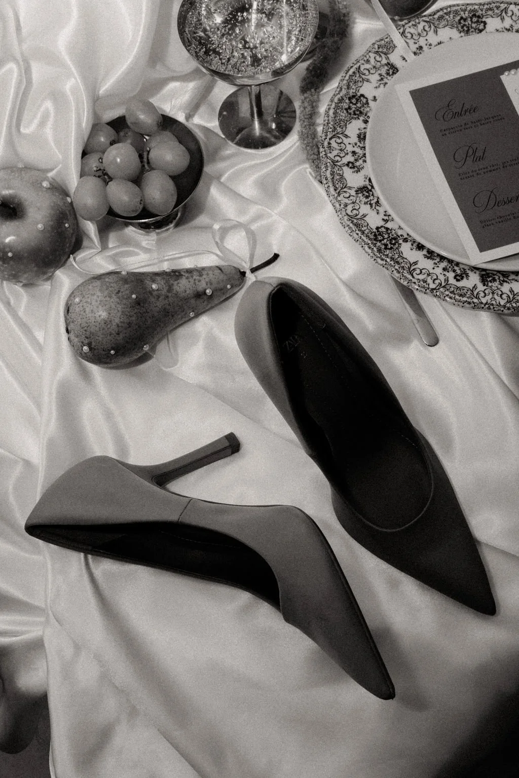 Escarpins verts de mariée mis en scène sur une table décorée, détail mode fort.