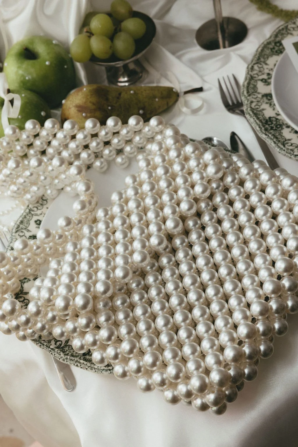 Sac en perles posé sur une table de mariage, détail chic et couture.