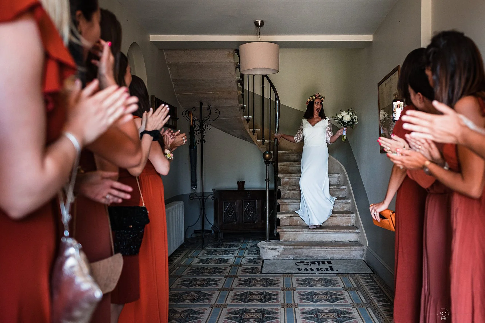 mariée descendant les escaliers pour first look avec ses demoiselles d'honneur — Kahel Wedding Planner
