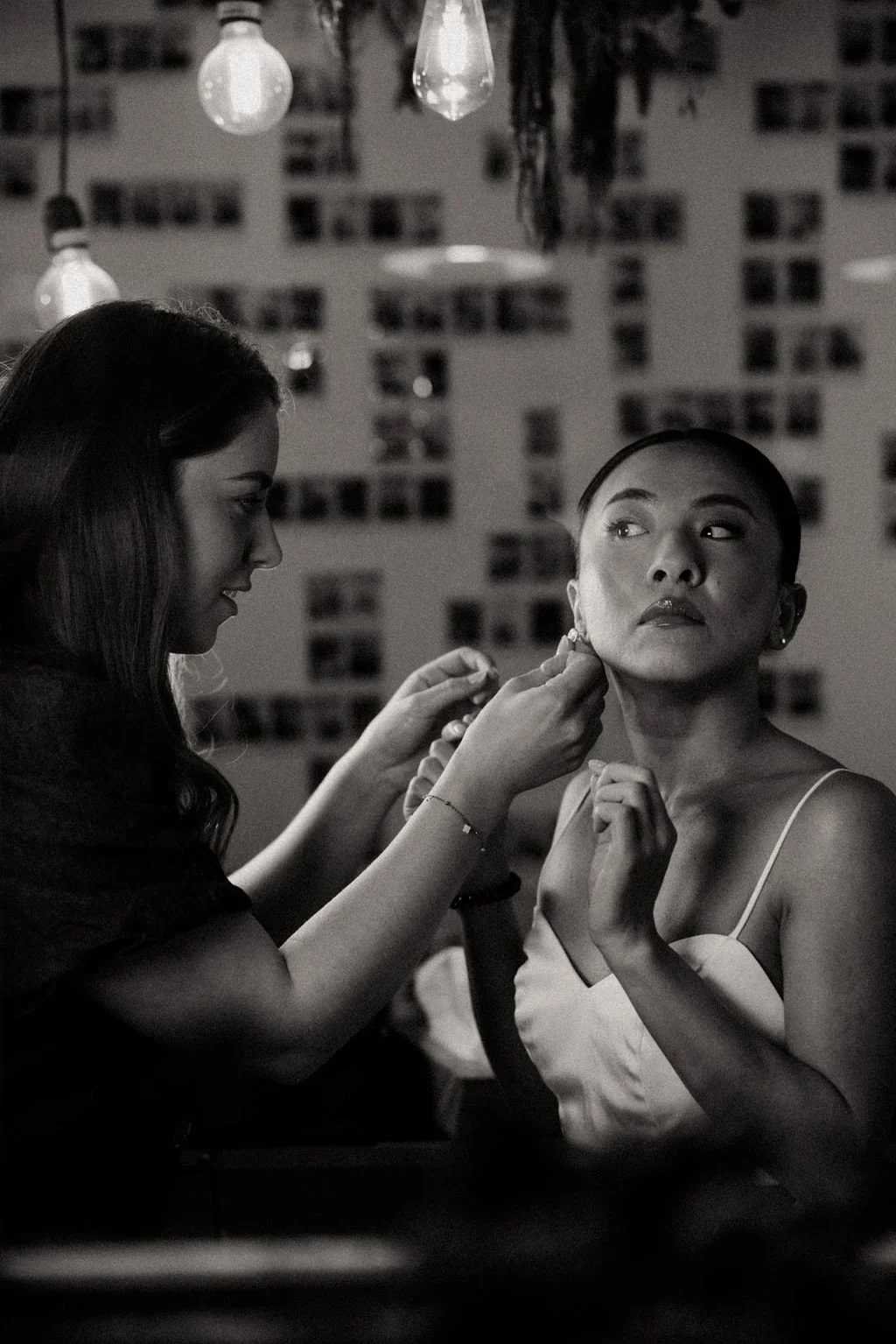 Mariée contemporaine dans un moment backstage, capturant la concentration et l’émotion avant le mariage.