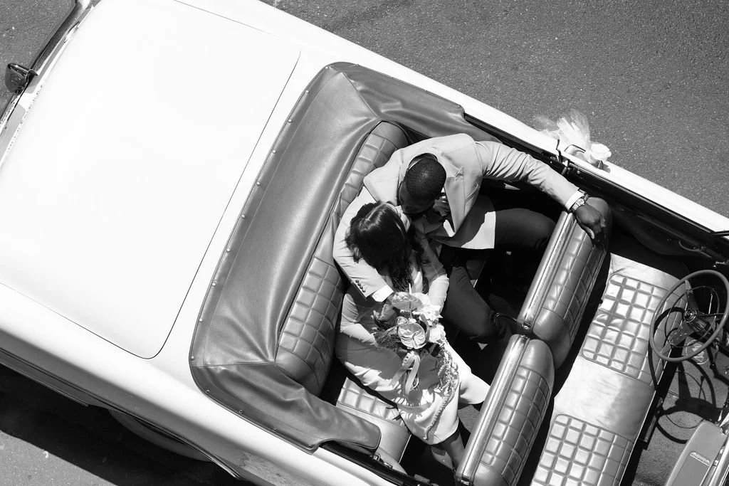 mariée et mariés dans une voiture décapotable à paris