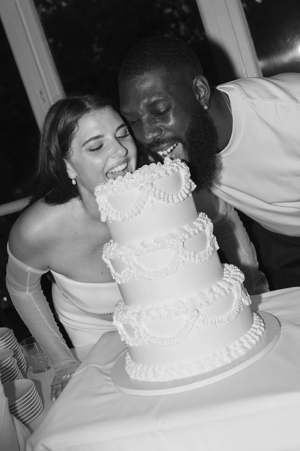 Les mariés découpent leur gâteau de mariage lors de leur réception à Paris.