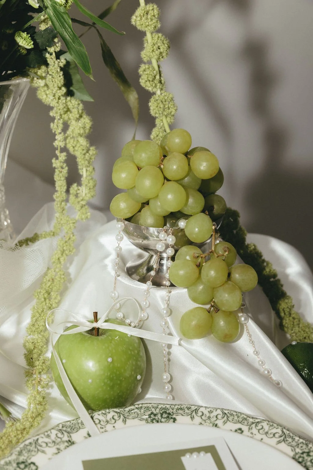 Grappe de raisins verts suspendue, parfaite pour une scénographie de mariage poétique et contemporaine.