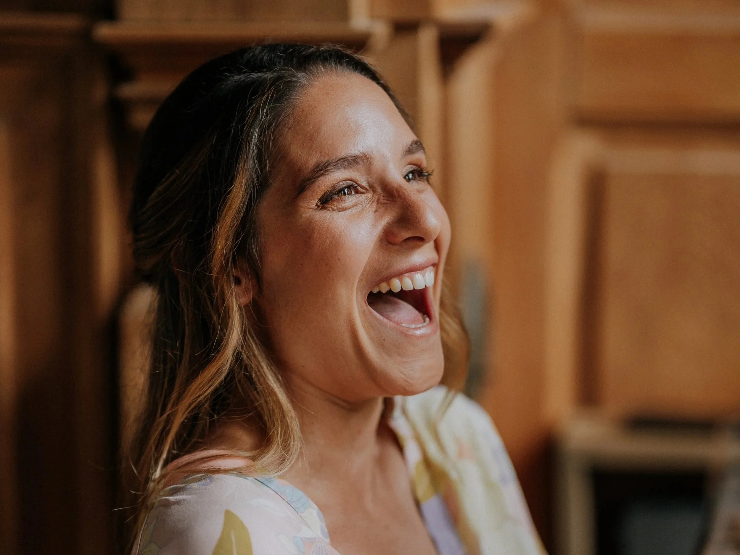 Mariée souriante lors des préparatifs de mariage — Kahel Wedding Planner