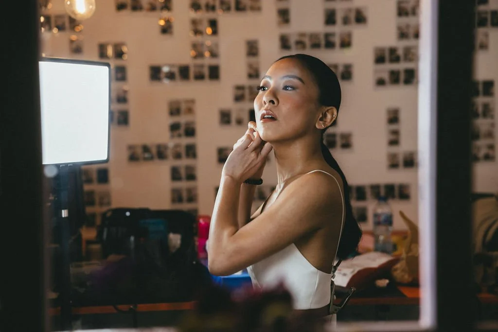 Mariée ajustant ses boucles d’oreilles, détail élégant et symbolique avant le grand moment.
