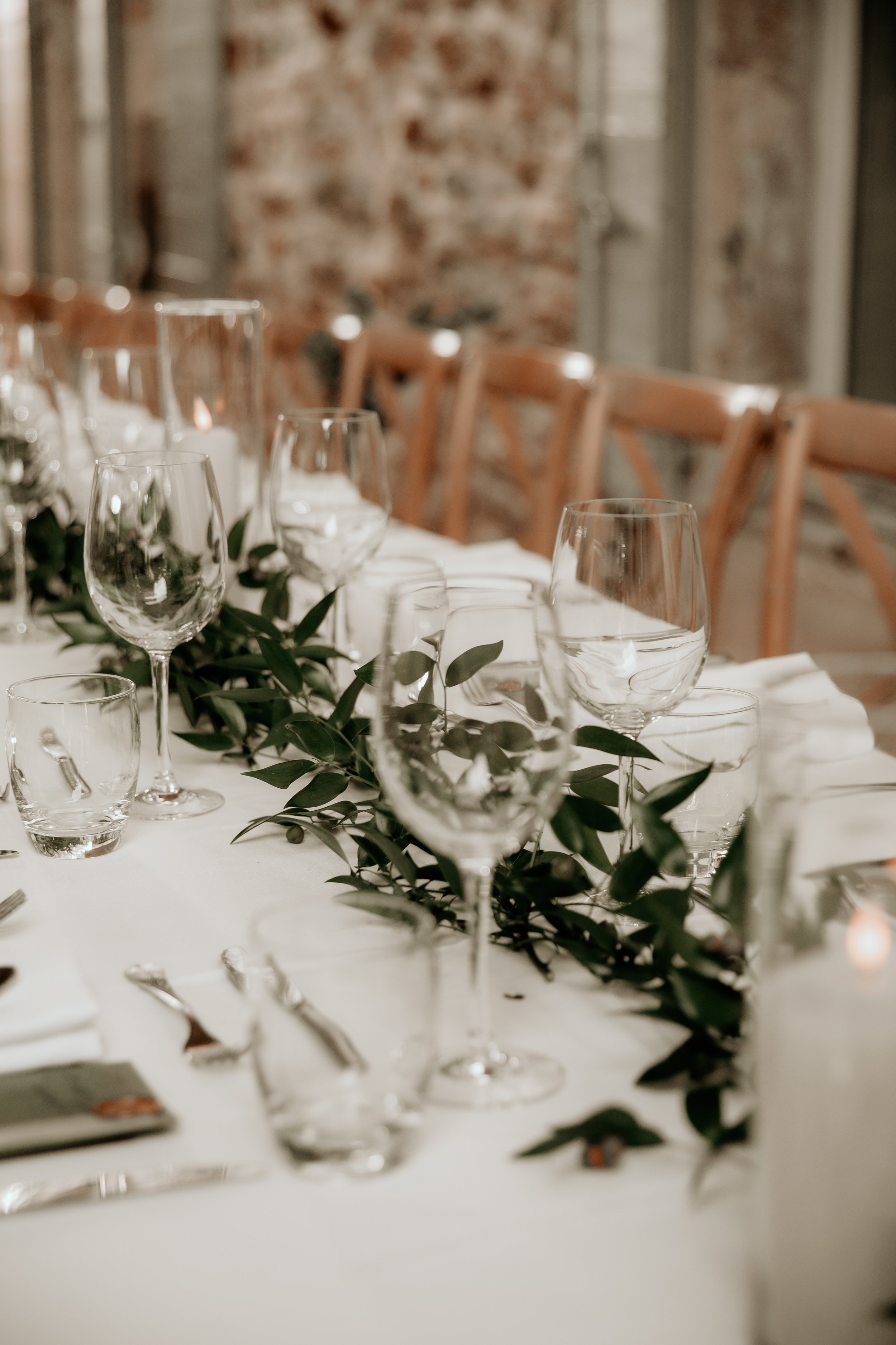 Décoration de table élégante avec feuillage et verrerie — Kahel Wedding Planner