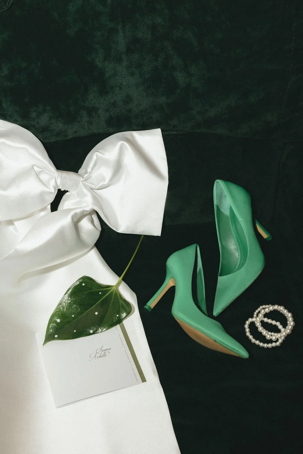 Mise en scène graphique de chaussures vertes et nœud blanc pour un mariage moderne et élégant.