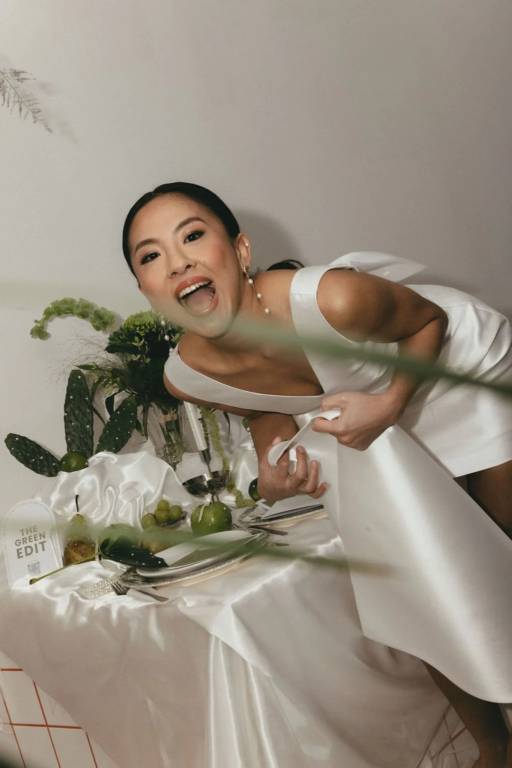 Mariée en robe courte, posture expressive et joyeuse pour une vision décalée du mariage.