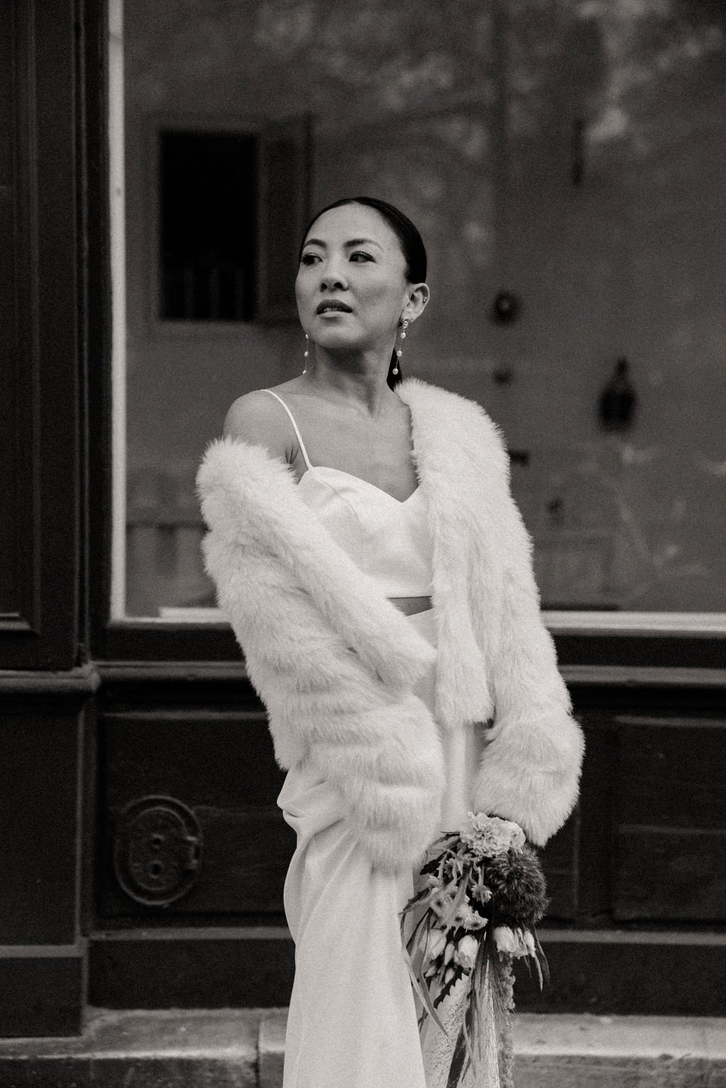 Portrait de mariée en noir et blanc, soulignant l’élégance et la force du style.