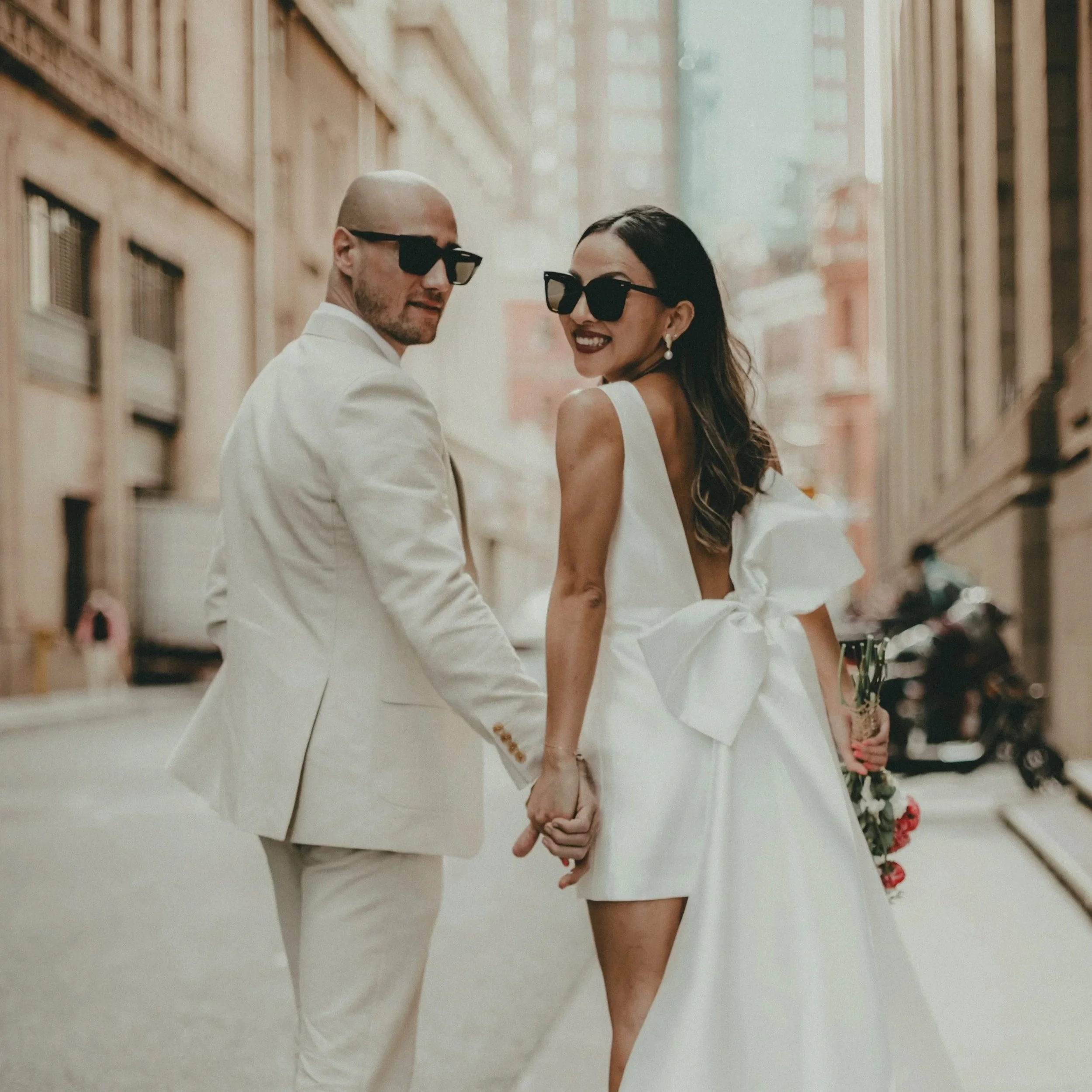 Couple de mariés marchant main dans la main en ville — Kahel Wedding Planner