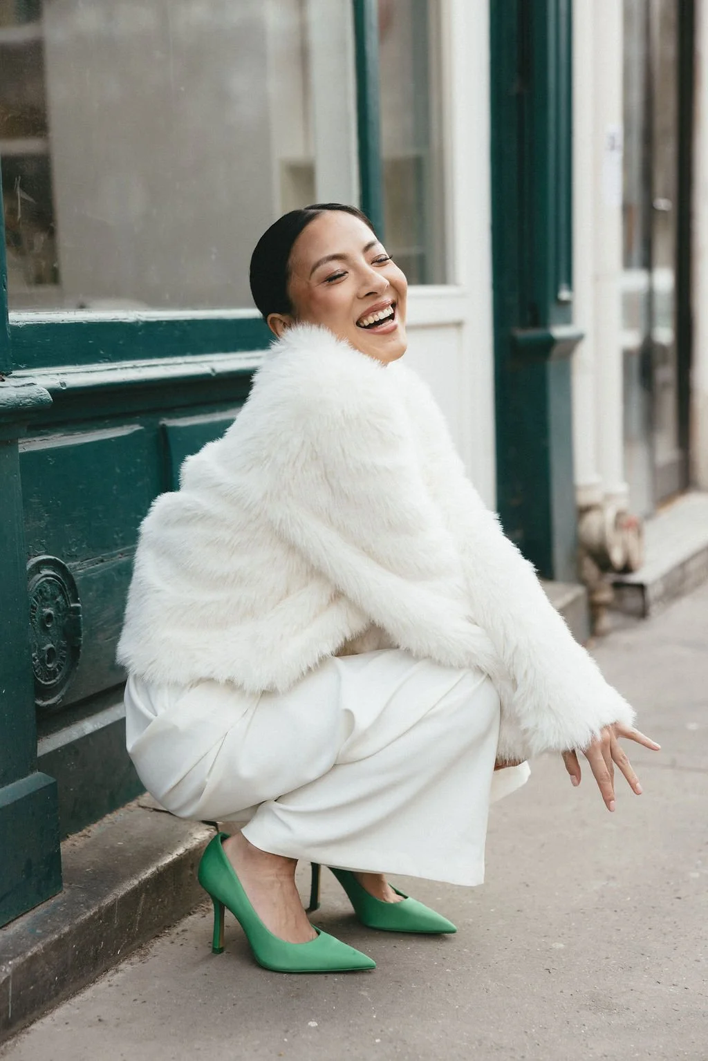 Mariée assise dans la rue, capturant un instant spontané et naturel avant la cérémonie.