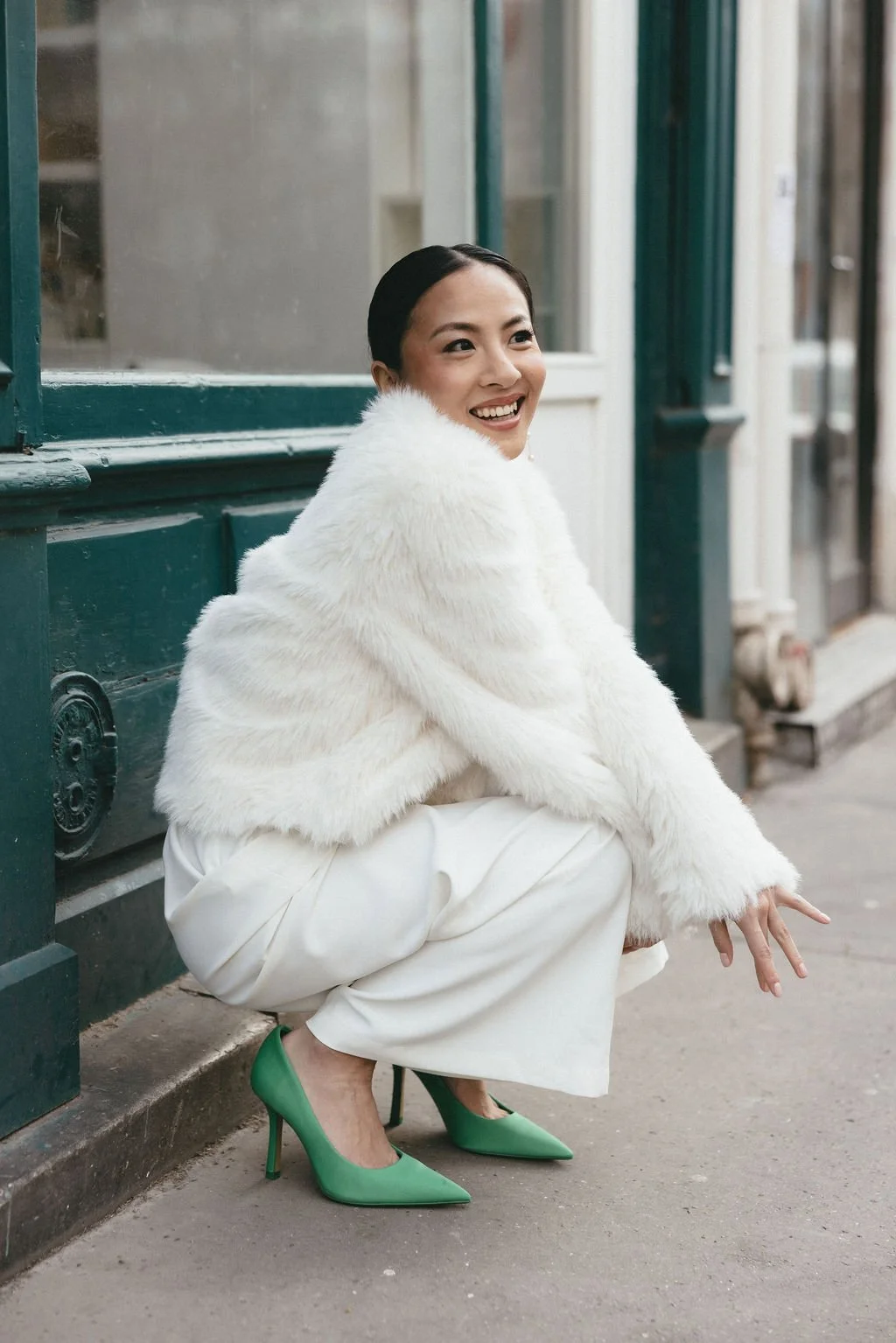 Mariée assise dans la rue, capturant un instant spontané et naturel avant la cérémonie.