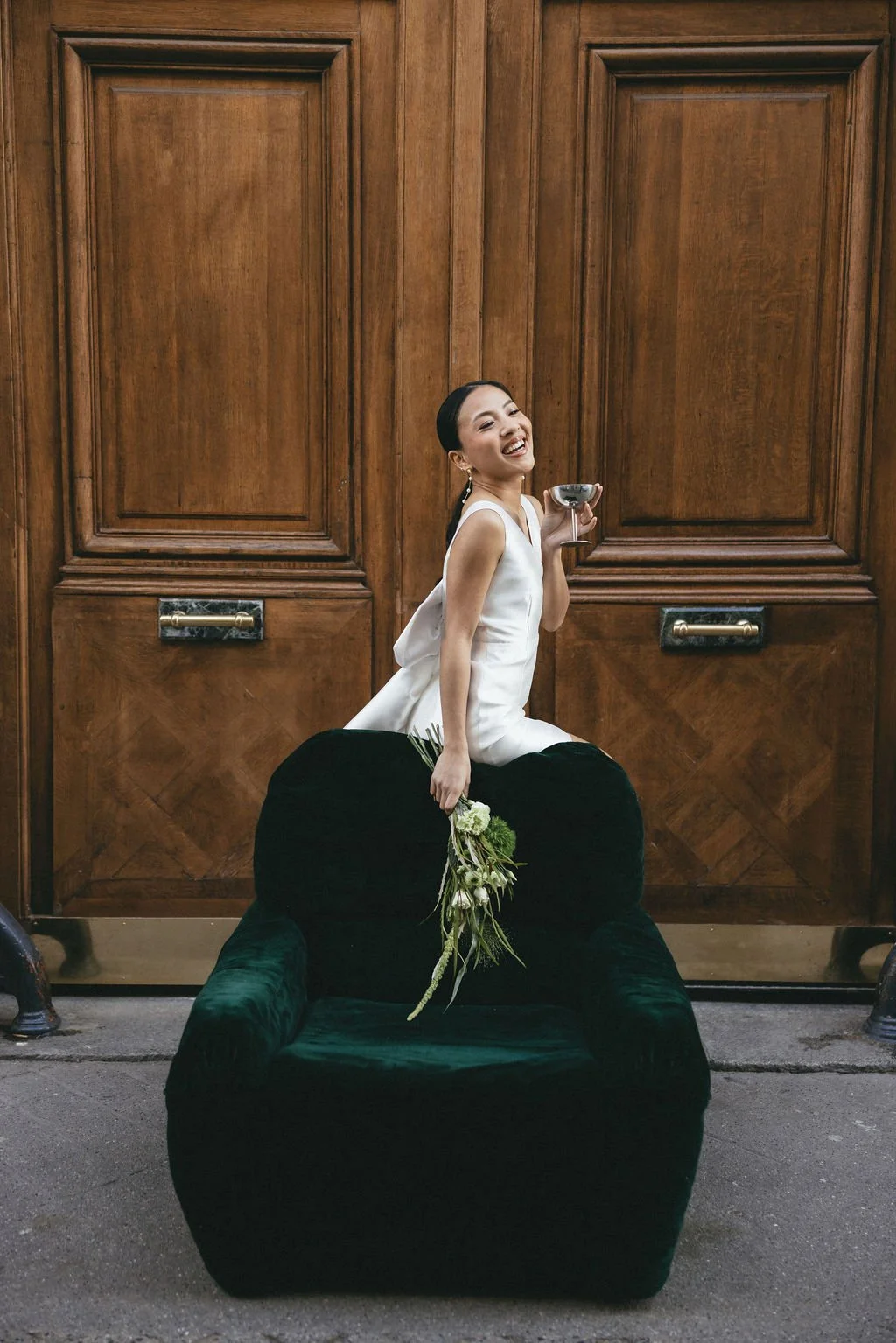 Mariée assise tenant un verre, clin d’œil moderne et décontracté au mariage civil.