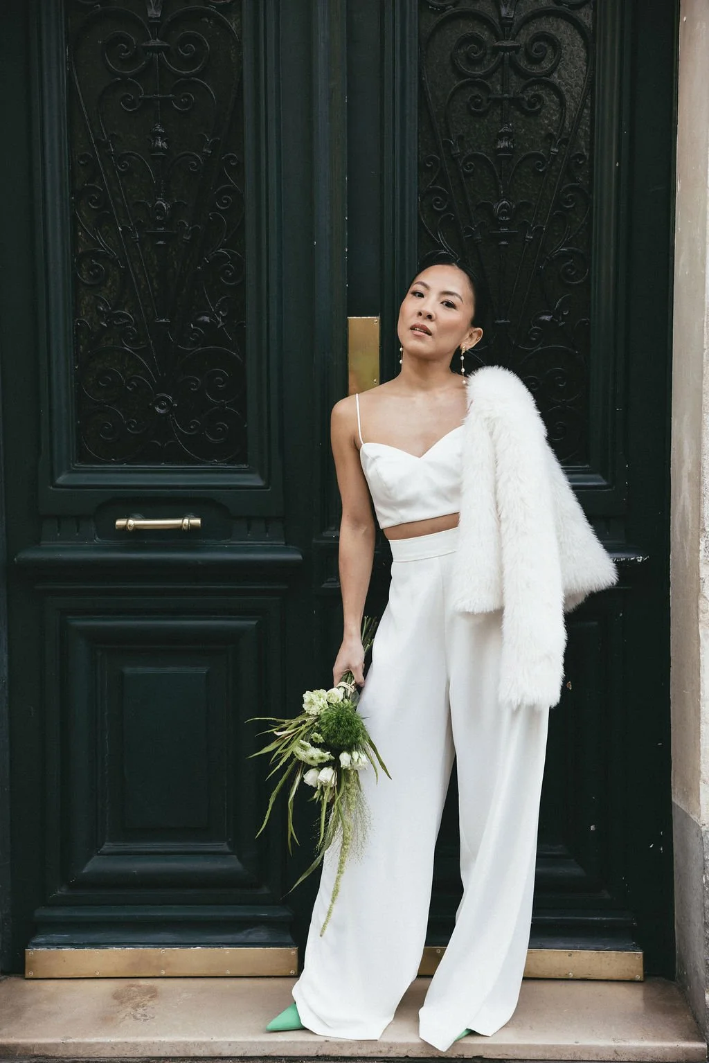 Mariée contemporaine posant devant une porte haussmannienne, incarnation d’un mariage civil élégant et urbain.