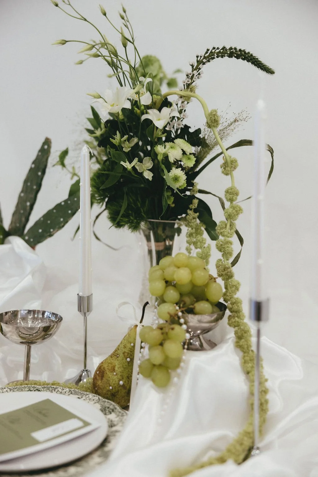 Bouquet aux nuances vertes et blanches, idéal pour une décoration florale de mariage élégante et naturelle.