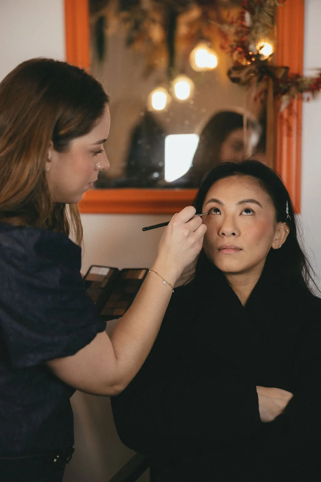 Séance maquillage mettant en valeur la beauté naturelle de la mariée pour un look sobre et raffiné MUAH