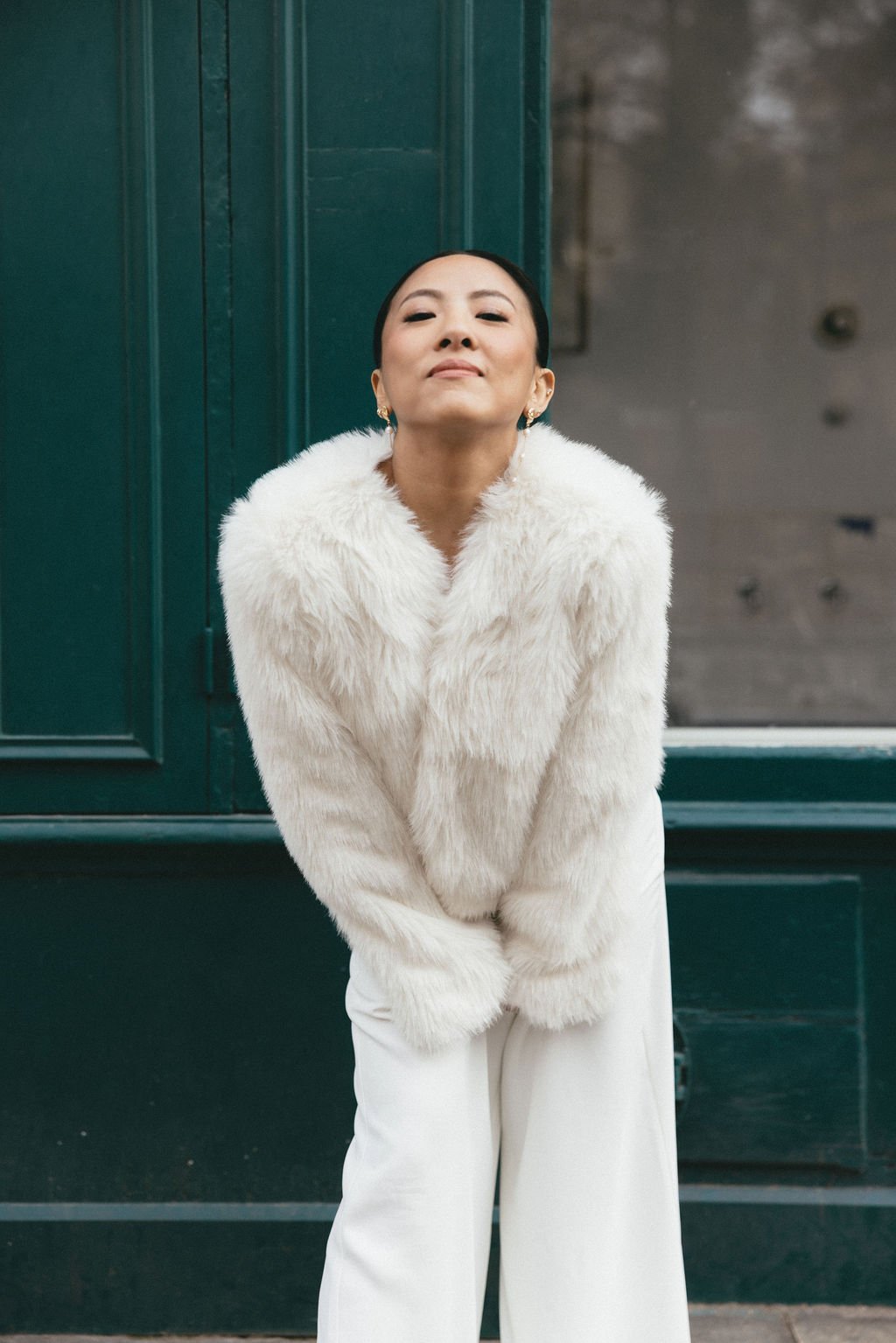 Mariée portant une veste blanche texturée, parfaite pour un mariage d’hiver moderne et raffiné.