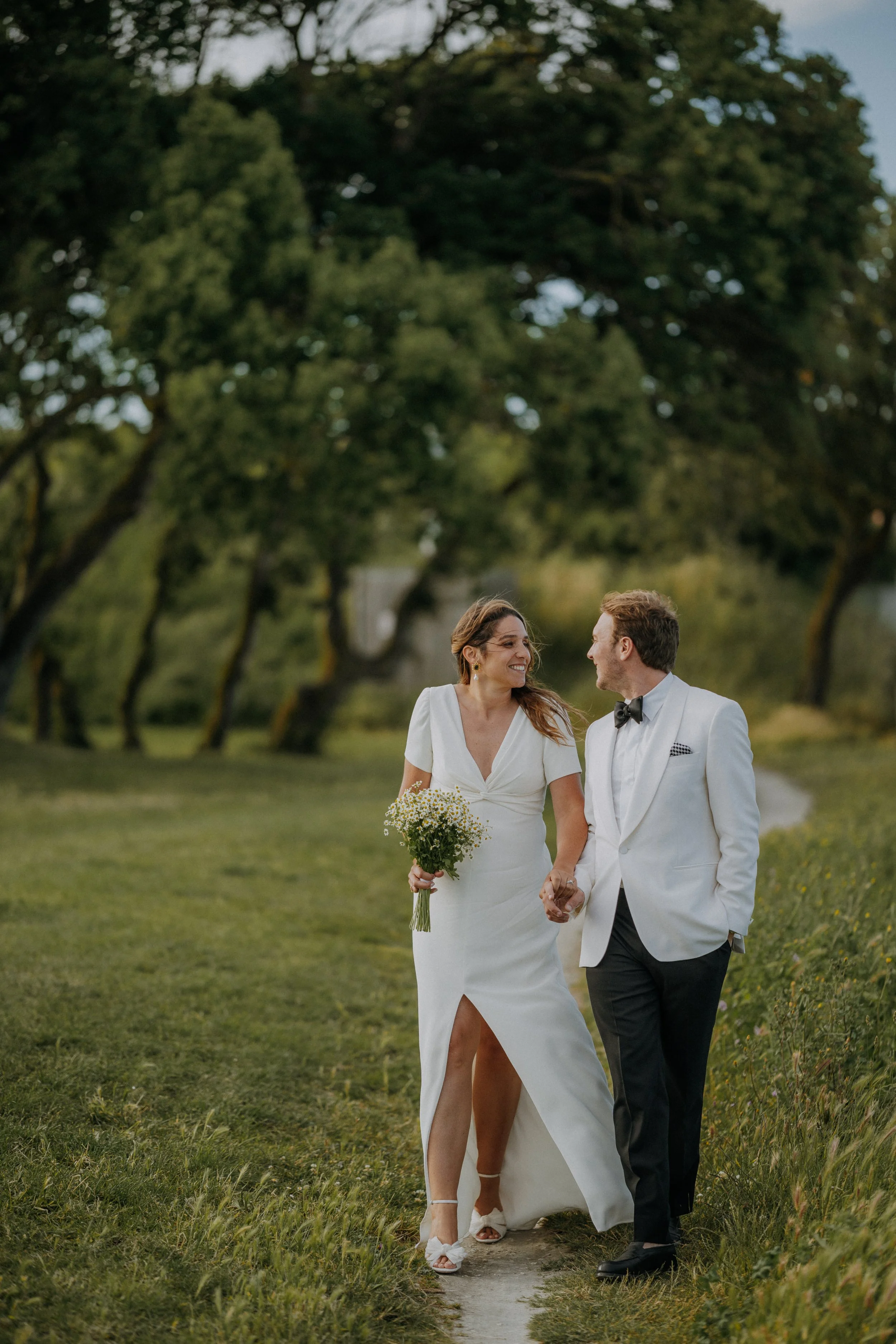Mariés marchant ensemble dans un jardin verdoyant à Saint-Martin-de-Ré — Kahel Wedding Planner