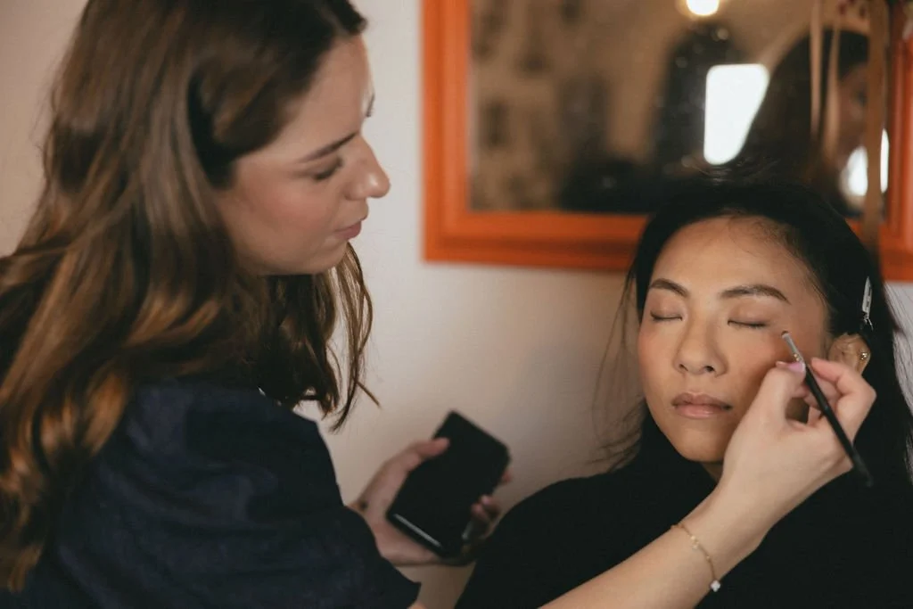 Moment backstage de la préparation de la mariée, entre douceur, précision et émotion avant le mariage.