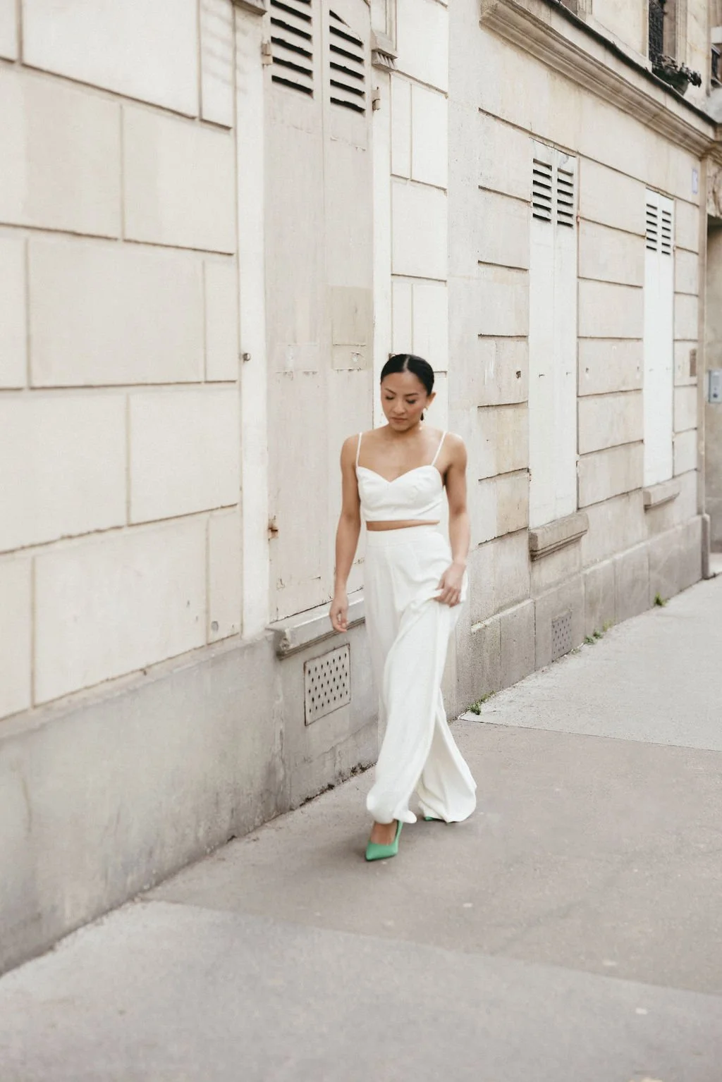 Mariée marchant dans une rue urbaine, incarnation d’un mariage civil chic et moderne.