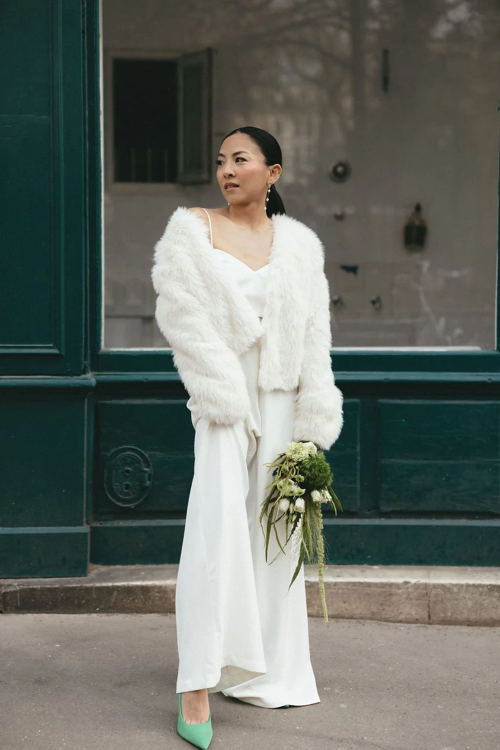 Mariée en robe blanche et veste texturée, incarnation d’un mariage civil moderne et élégant.