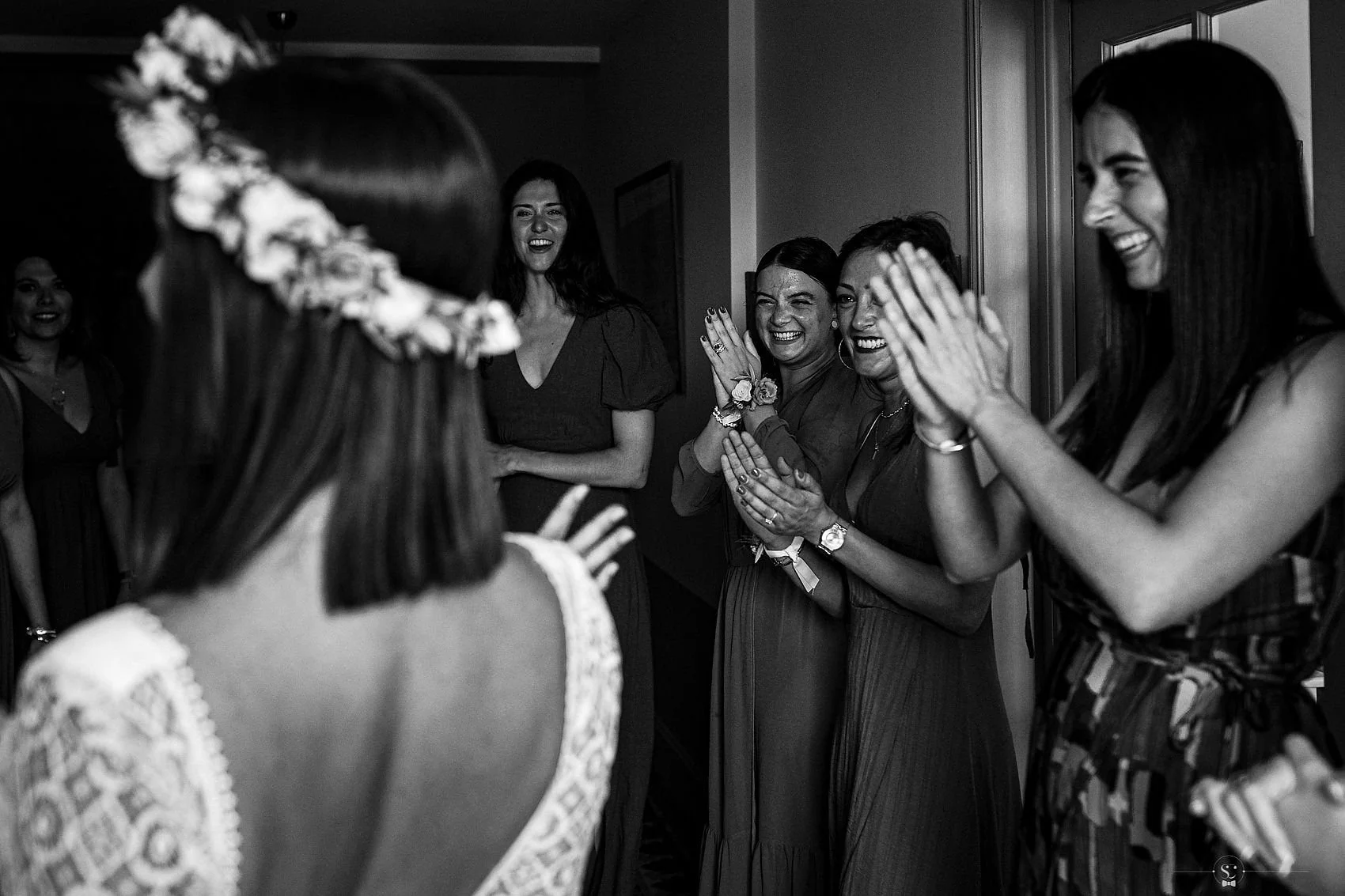 Mariée portant une couronne de fleurs avec ses demoiselles d'honneur — Kahel Wedding Planner