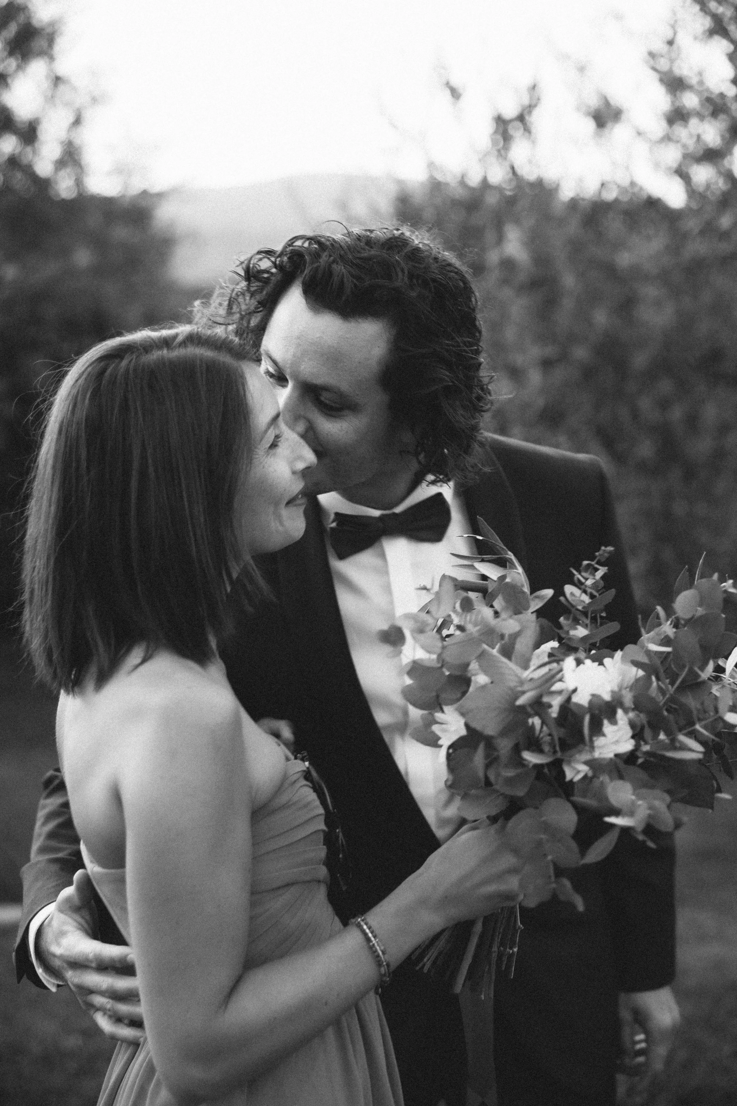 Couple de mariés échangeant un moment tendre en extérieur — Kahel Wedding Planner