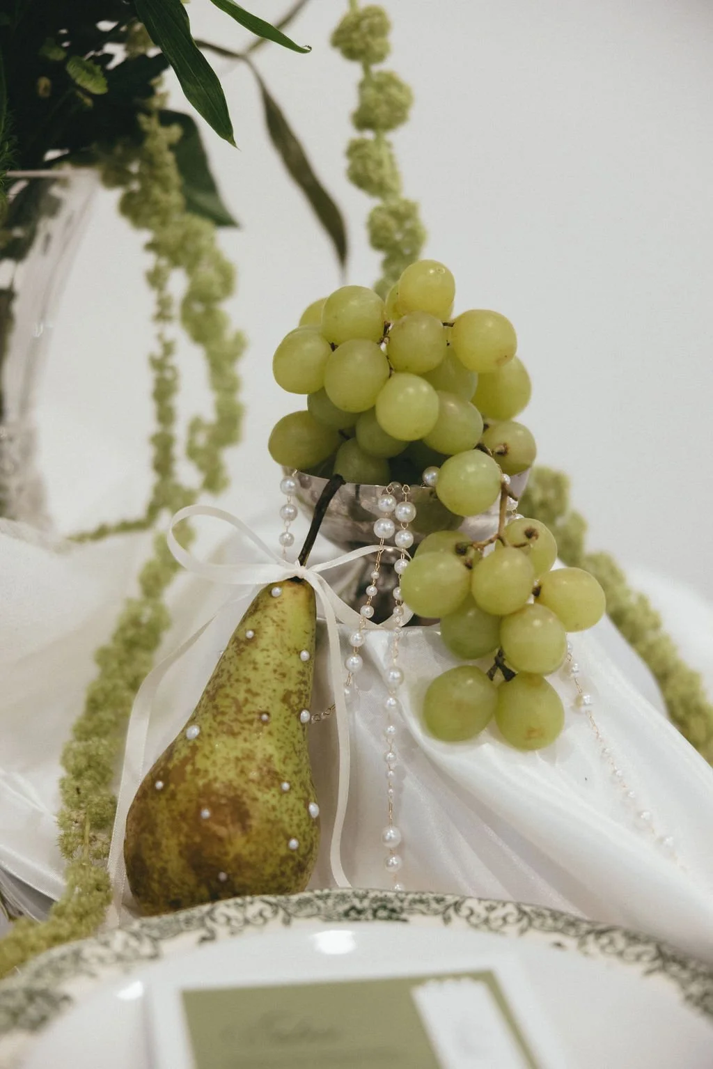 Composition florale suspendue aux tons verts, parfaite pour une décoration de mariage organique et contemporaine.