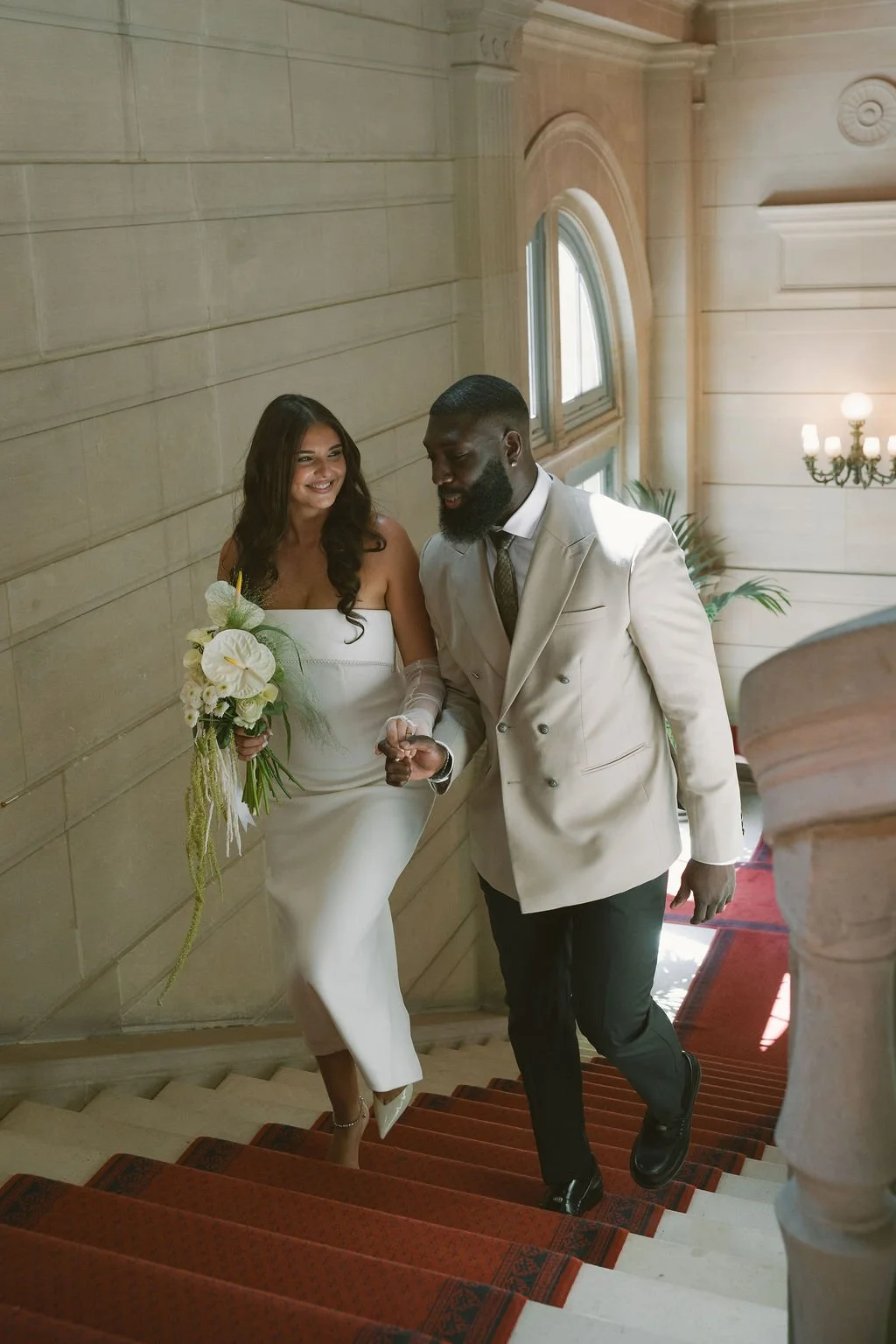 Les jeunes mariés quittent la mairie de Paris après leur cérémonie de mariage civil.