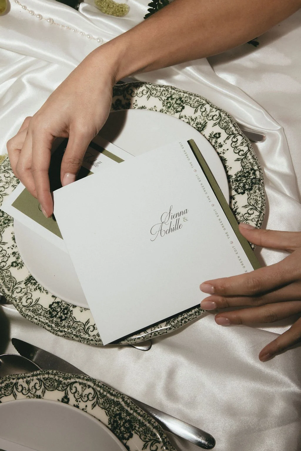 Art de la table mêlant fruits verts, papeterie et vaisselle classique pour un mariage chic.