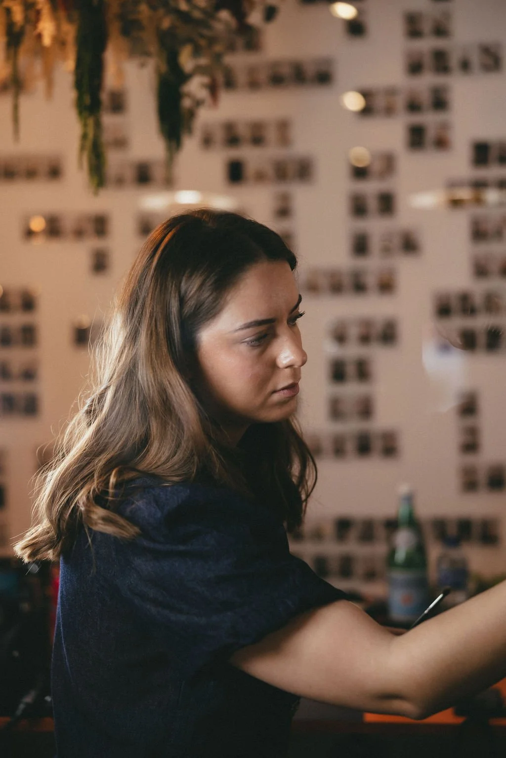 MUAH Moment backstage de la préparation de la mariée, entre douceur, précision et émotion avant le mariage.
