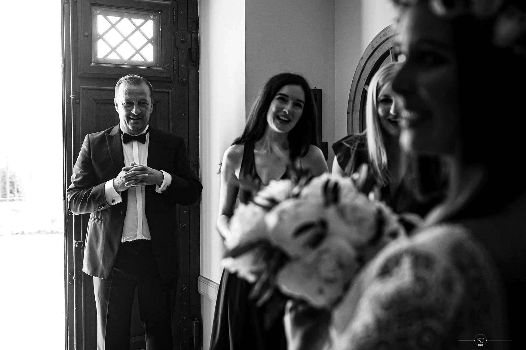 père de la mariée ému découvrant la mariée — Kahel Wedding Planner