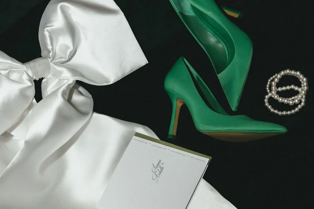 Mise en scène graphique de chaussures vertes et nœud blanc pour un mariage moderne et élégant.