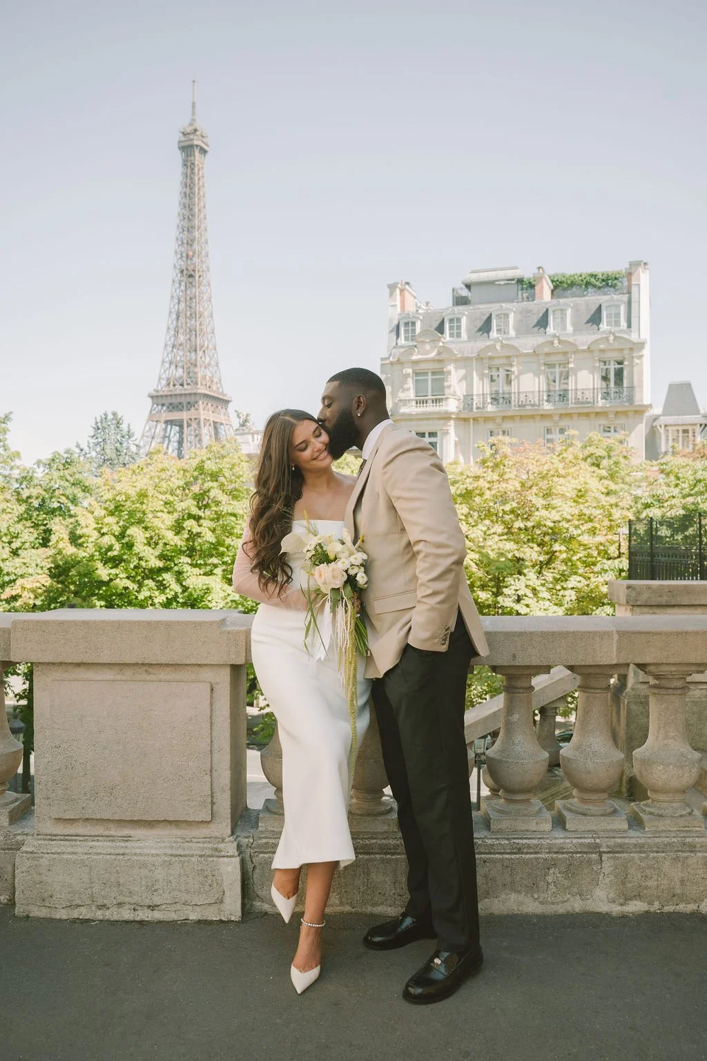 Portrait des mariés devant la tour Eiffel après leur mariage civil à Paris.