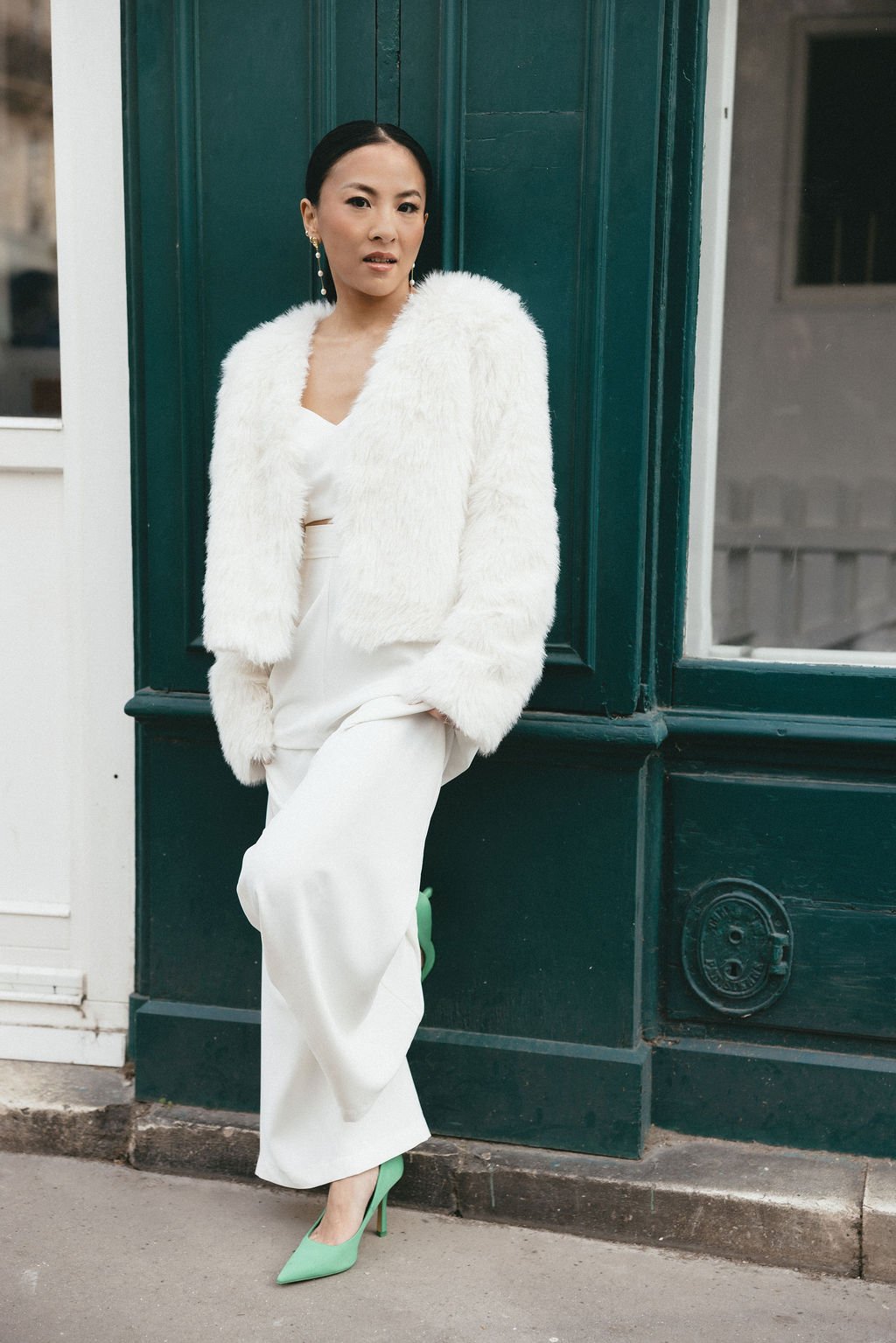 Mariée en tenue minimaliste et élégante, parfaite pour un mariage civil chic et intemporel.