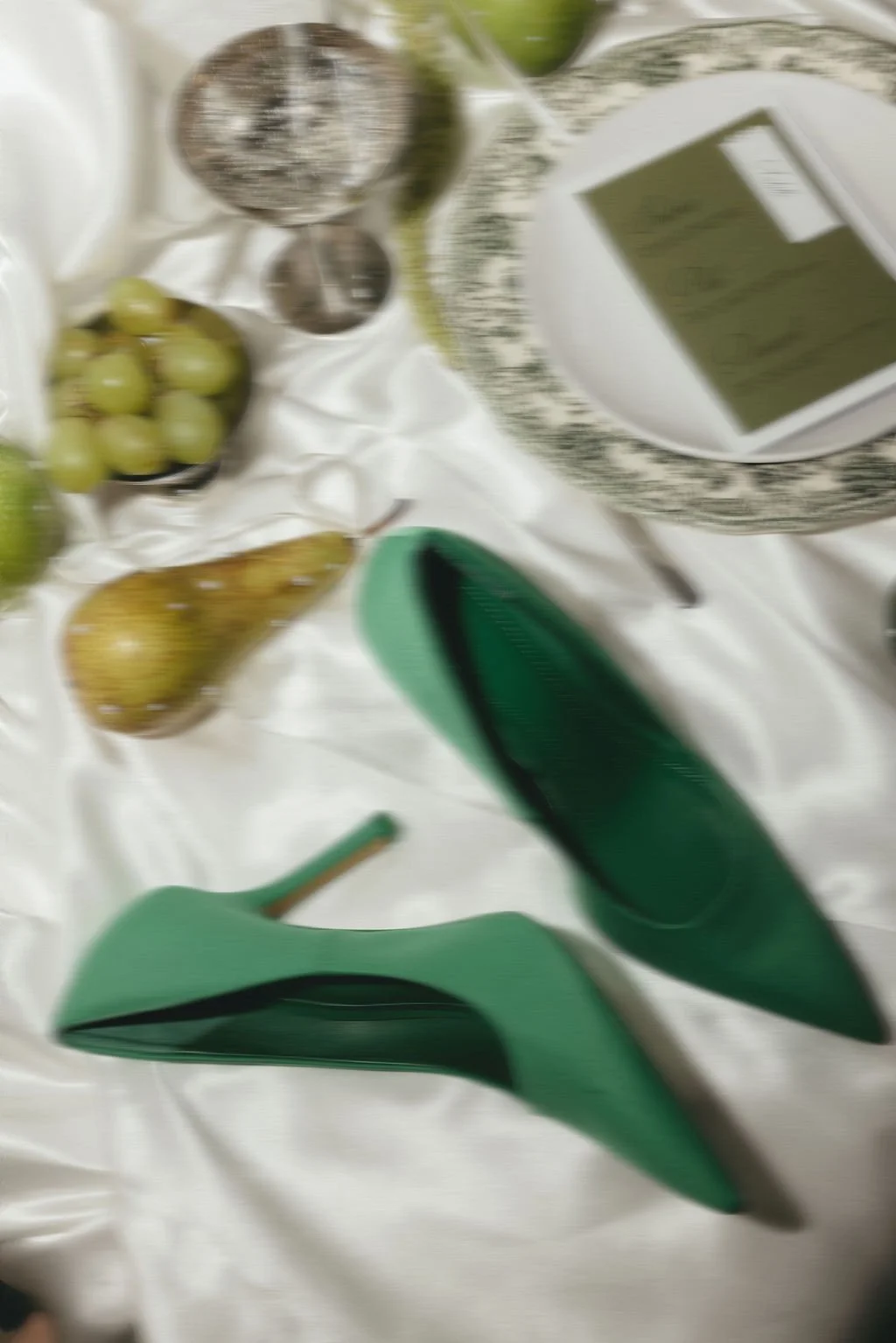 Escarpins verts posés sur une table raffinée, détail mode fort pour un mariage contemporain et audacieux.