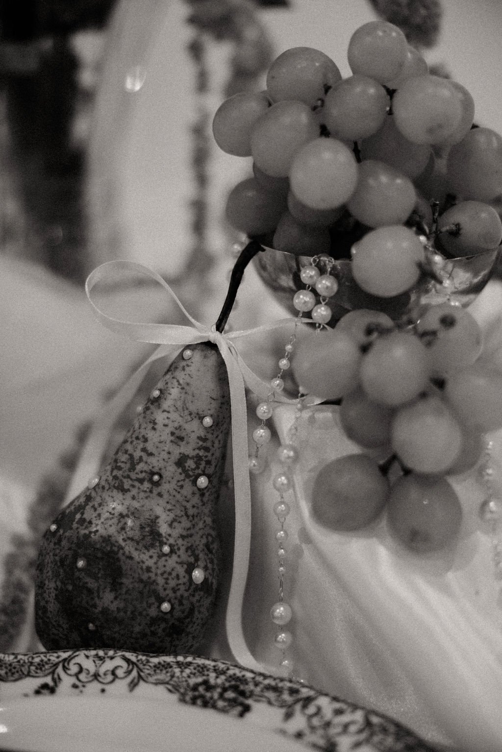 Composition artistique mêlant fruits et perles, pour une inspiration mariage chic et intemporelle.