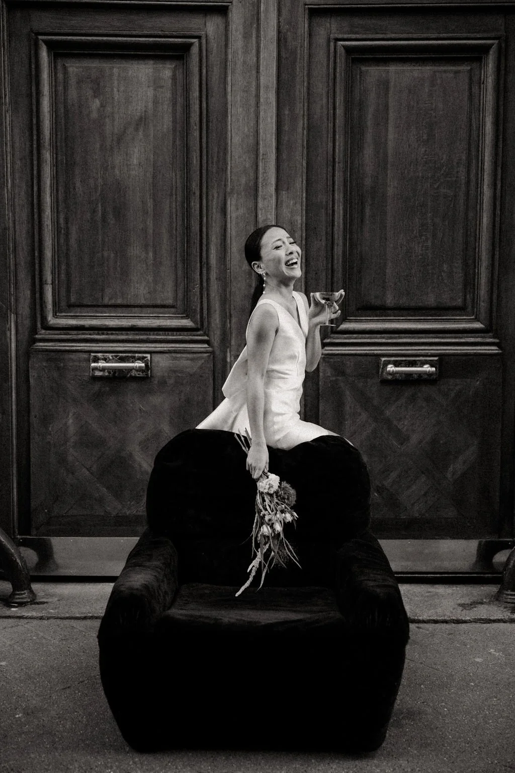 Mariée assise tenant un verre, clin d’œil moderne et décontracté au mariage civil.