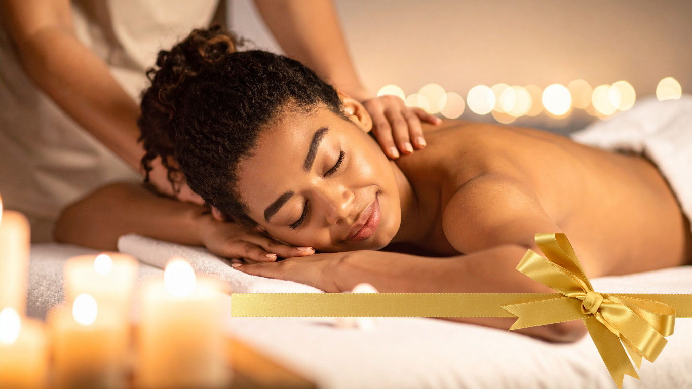 Une femme reçoit un massage détente dans un lieu cosy , bougies et décor chaleureux en arrière-plan, avec un ruban doré en bas de l'image.