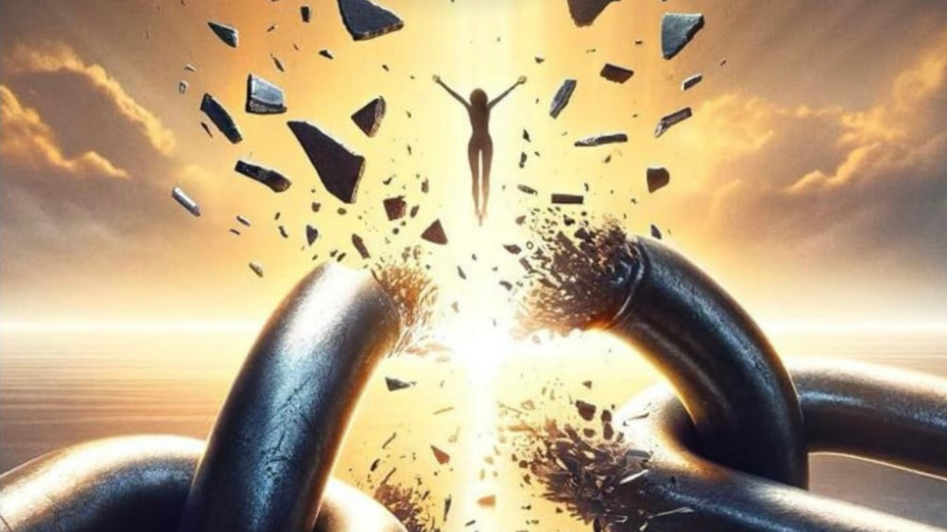 Une chaîne brisée avec une silhouette de femme qui semble se libérer dans un ciel en coucher de soleil.