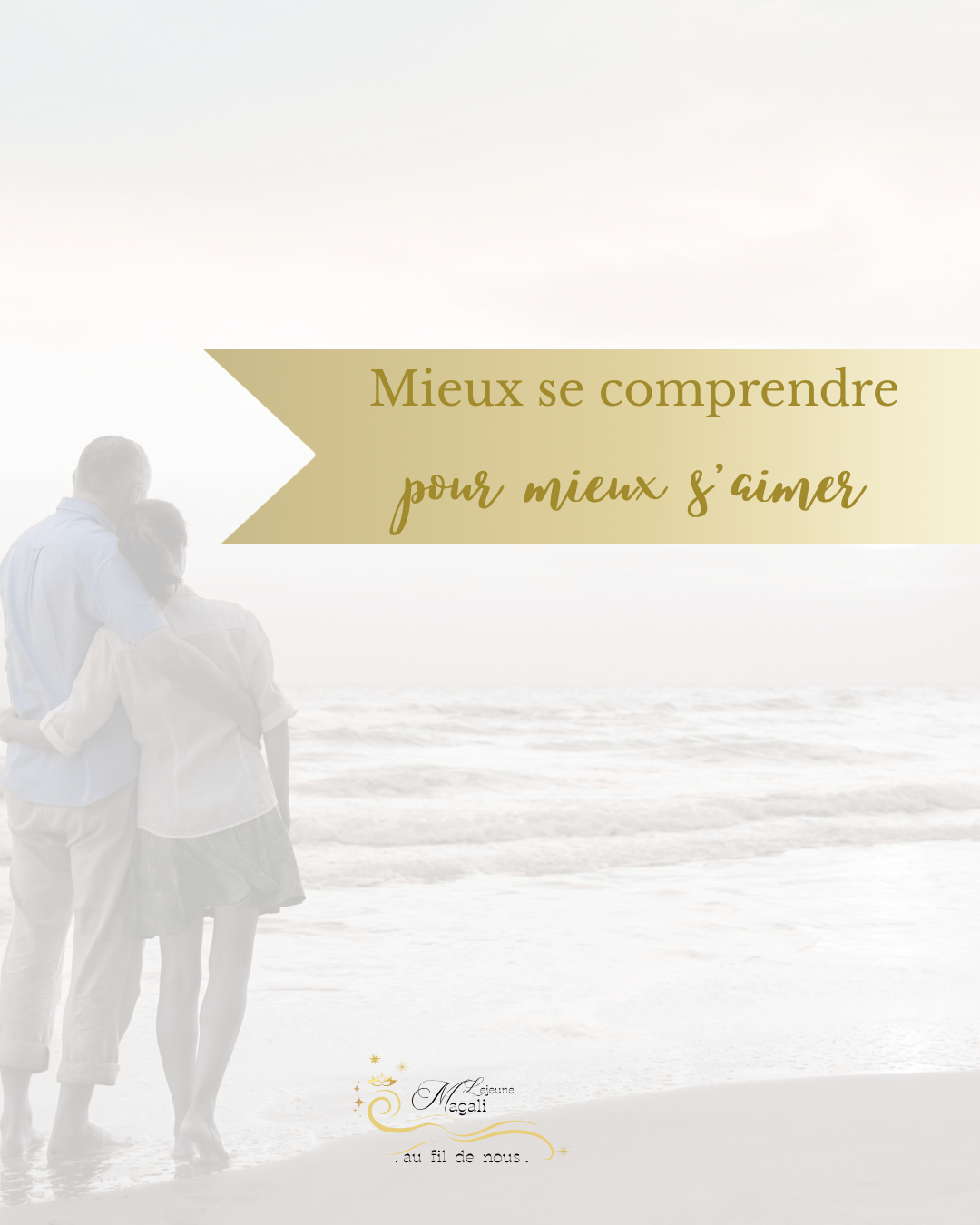 Une photo d'un couple se tenant par la main sur une plage au coucher du soleil, avec un texte en français  qui dit : "Mieux se comprendre pour mieux s'aimer" et un petit logo en bas à gauche disant "Lejeune Magali ... au fil de nous."