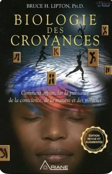 Couverture d'un livre intitulé 'Biologie des Croyances' de Bruce H. Lipton, Ph.D., avec une image d'une personne méditant ou en contemplation, et des symboles liés à la croyance ou à la conscience.
