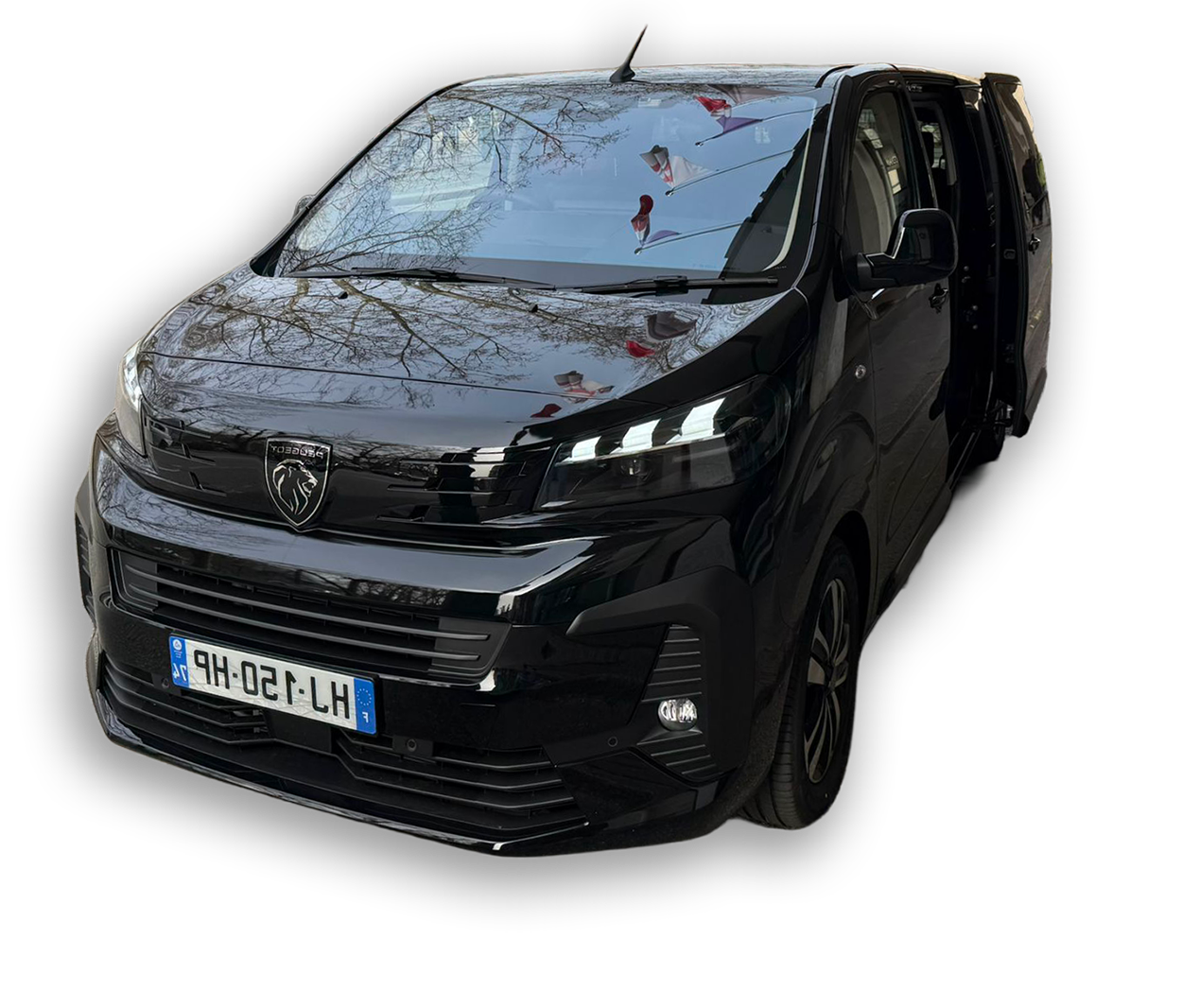 Van noir Peugeot de face, véhicule spacieux disponible en 7 places avec grand coffre et confort maximum