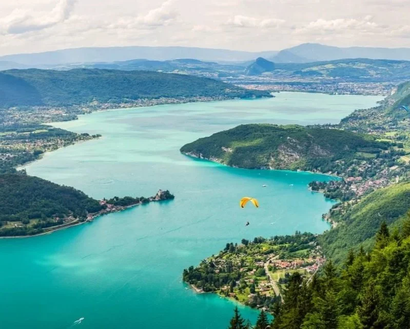 Vue aérienne du lac d'Annecy
