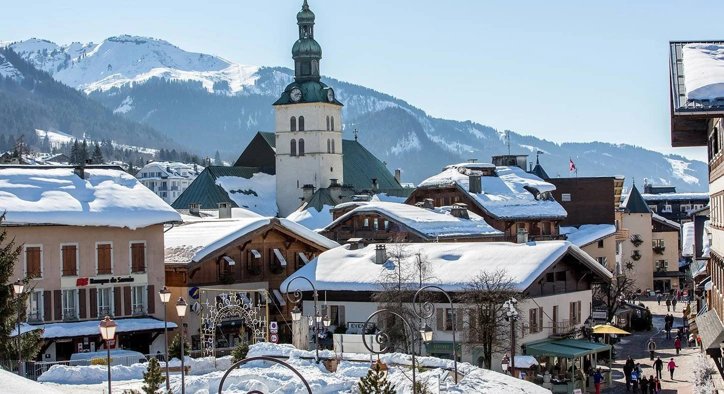 Centre du village de Megève en hiver sous la neige