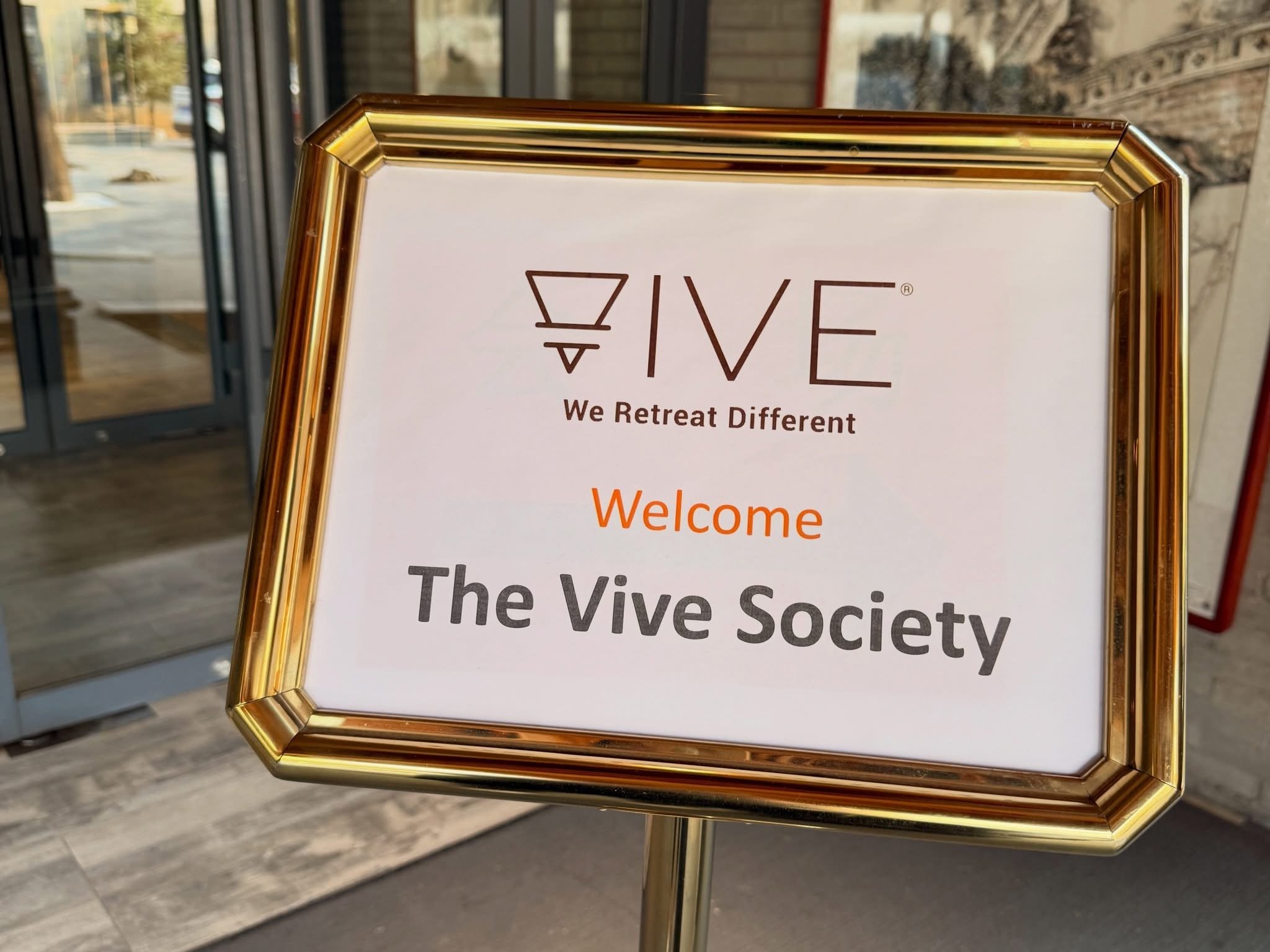 VIVE Society Travel, welcome sign for private tours at the Great Wall of China