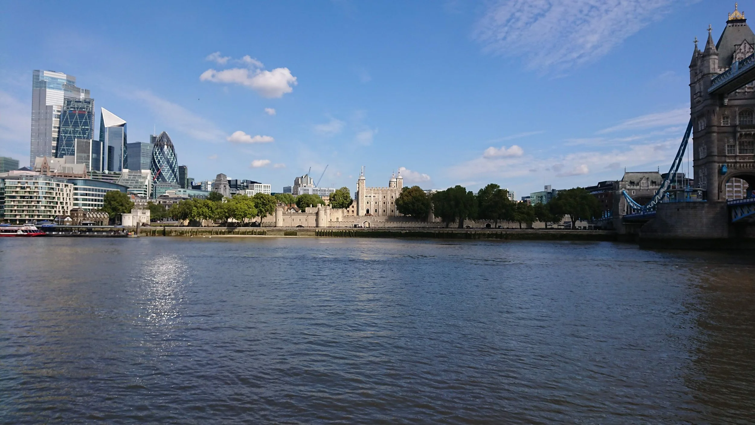 Picture of the Tower of London from the river Thames